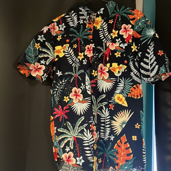 Shirts - Picture 5 of 6